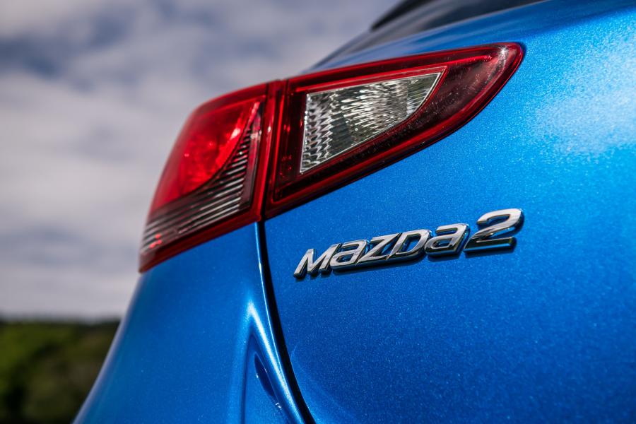 Логотип Mazda2 Tech Edition (DJ) 2017 года  (UK) (фото 28 из 35)